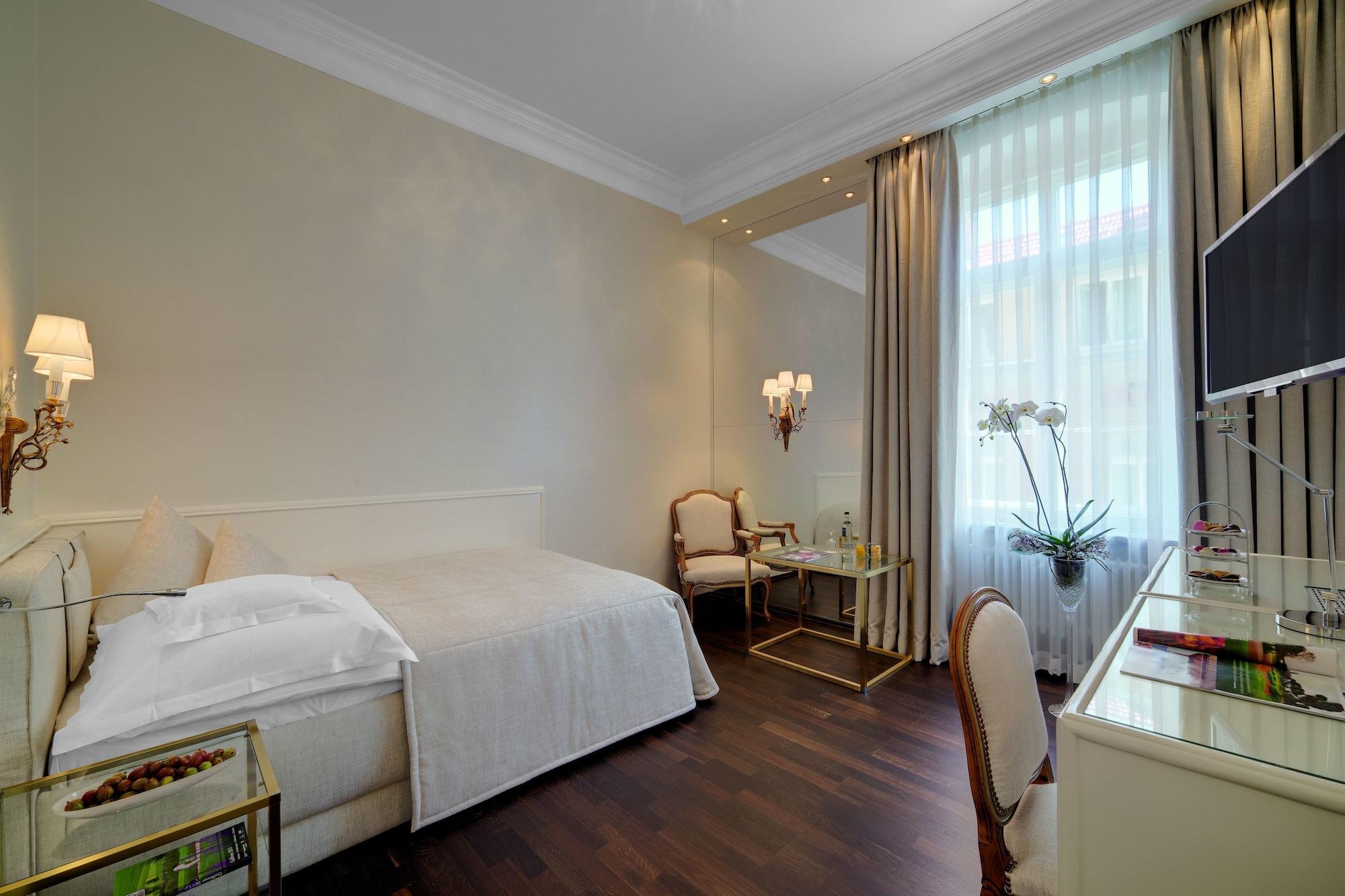 Hotel Europaeischer Hof Heidelberg, Bestes Hotel Deutschlands In Historischer Architektur Exterior photo A room at the Hotel de la Paix