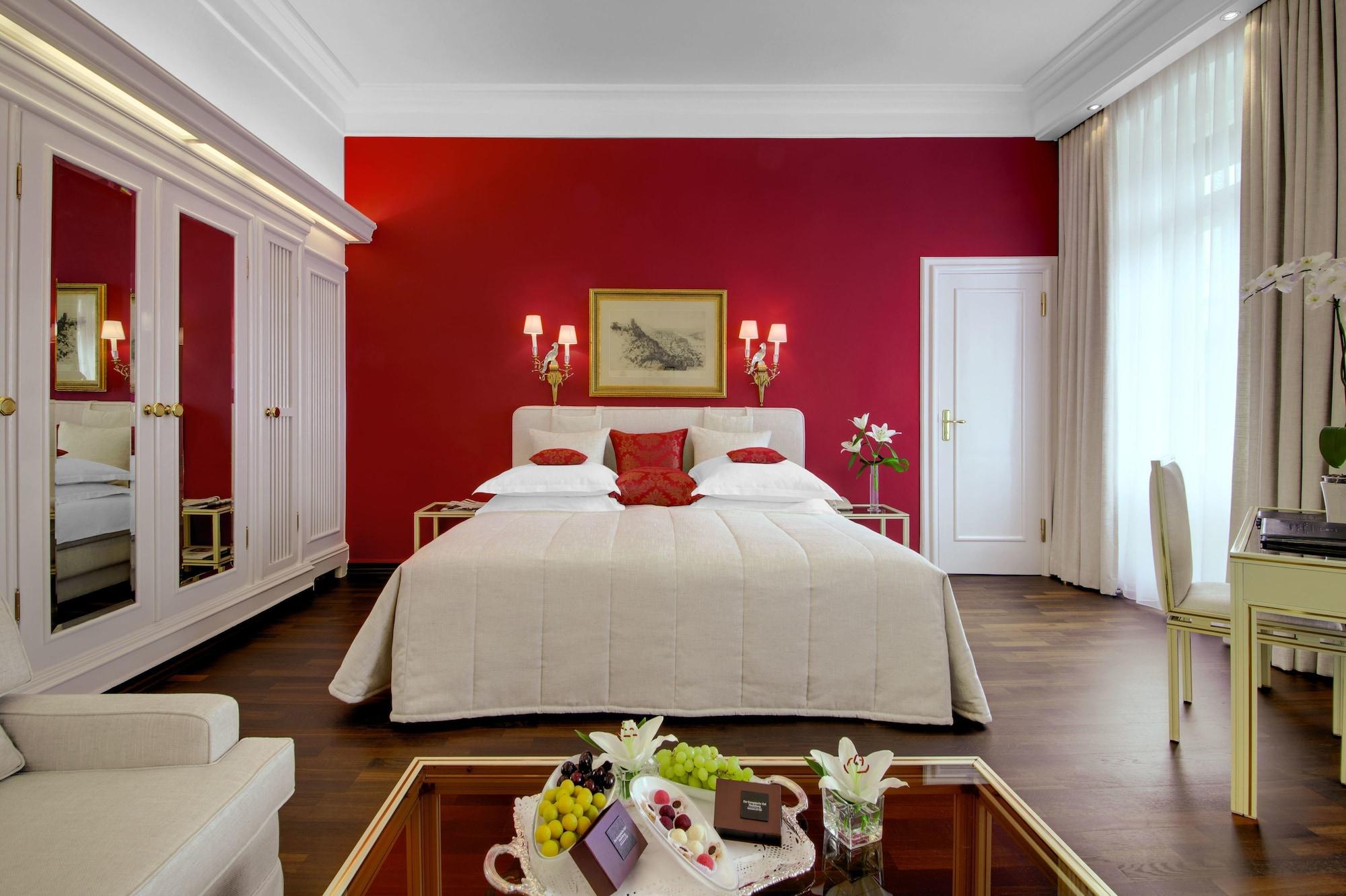 Hotel Europaeischer Hof Heidelberg, Bestes Hotel Deutschlands In Historischer Architektur Exterior photo A room at the Hotel de la Paix