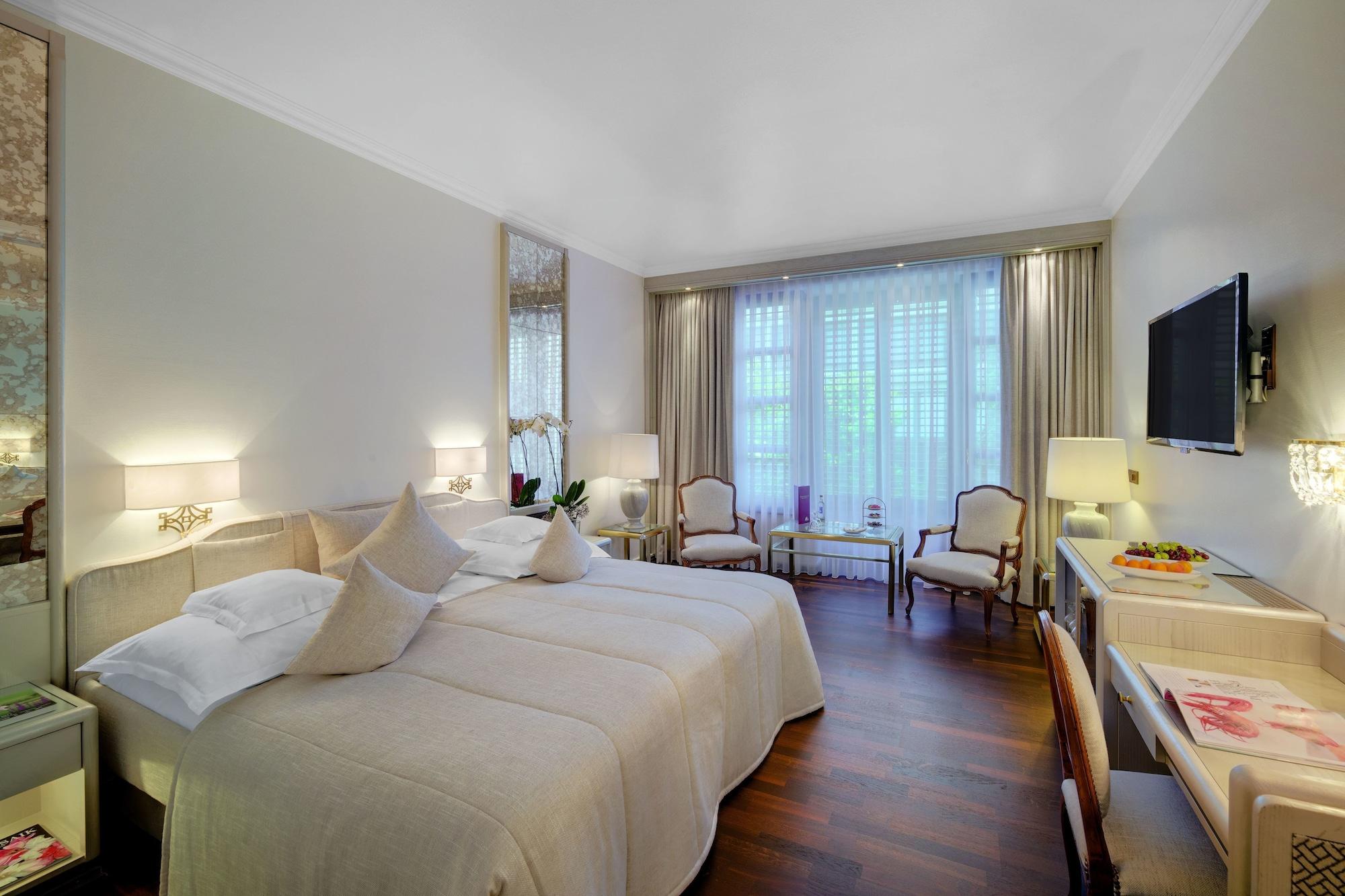 Hotel Europaeischer Hof Heidelberg, Bestes Hotel Deutschlands In Historischer Architektur Exterior photo A room at the Hotel de France